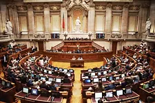 Aprovadas limitações de acesso às plataformas online durante estado de emergência