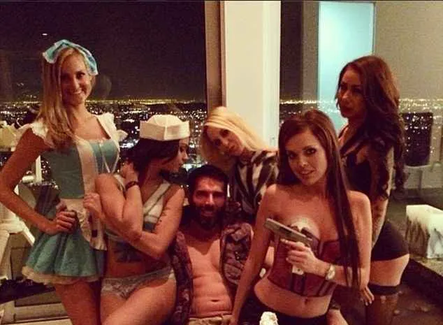 Dan Bilzerian junto con algunos de sus "excesos"