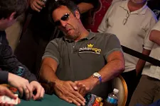 Math et poker : Passer face à une sur-relance préflop ?