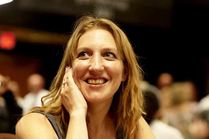 Vanessa Hellebuyck se confie Dans le Carré 0001