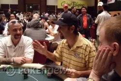 Daniel Negreanu talking with his table