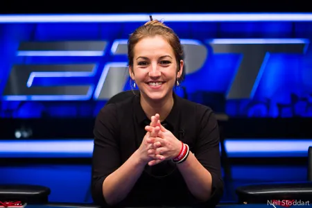 Poker Dealer : Alice Halle connaît la musique 0001