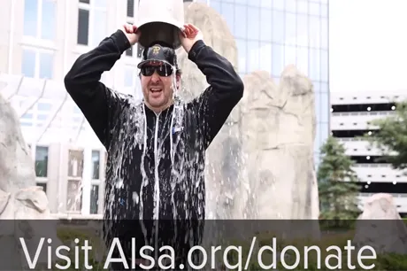 Esfandiari e Hellmuth Fazem ALS Ice Bucket Challenge 0001