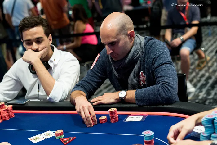 Sylvain Loosli sur la table finale du Super High Roller aux côté de JC Alvarado