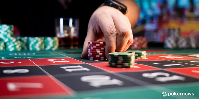 Fichas na mesa da roleta casino