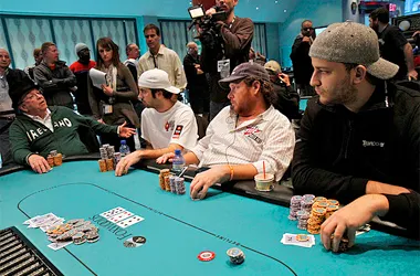 WPT Foxwoods (table finale) : Sorel Mizzi bubble-boy, Marchese écrasant chipleader 0001