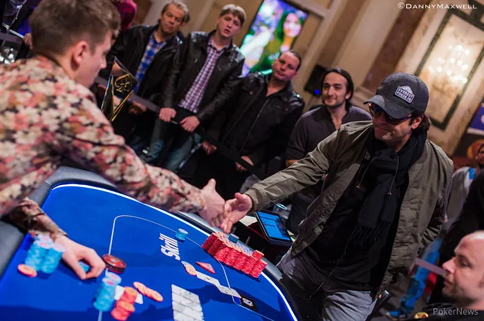 Fabrice Soulier champion High Roller EPT Vienne 2014 serre la main de Filatov.