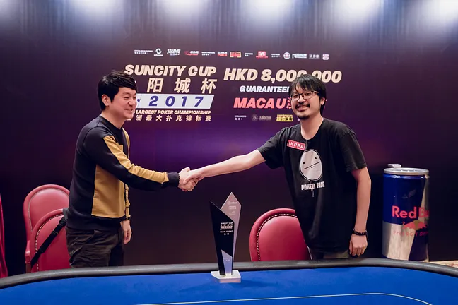 Je Ho Lee (left) and Sparrow Cheung (right) get ready to battle heads-up