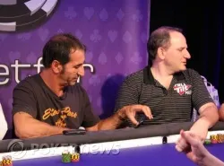 Gould robandole el movil a Bloch