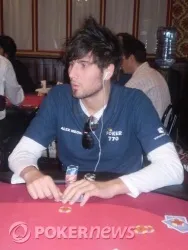 Alessandro Meoni con la polo del suo nuovo sponsor Poker 770