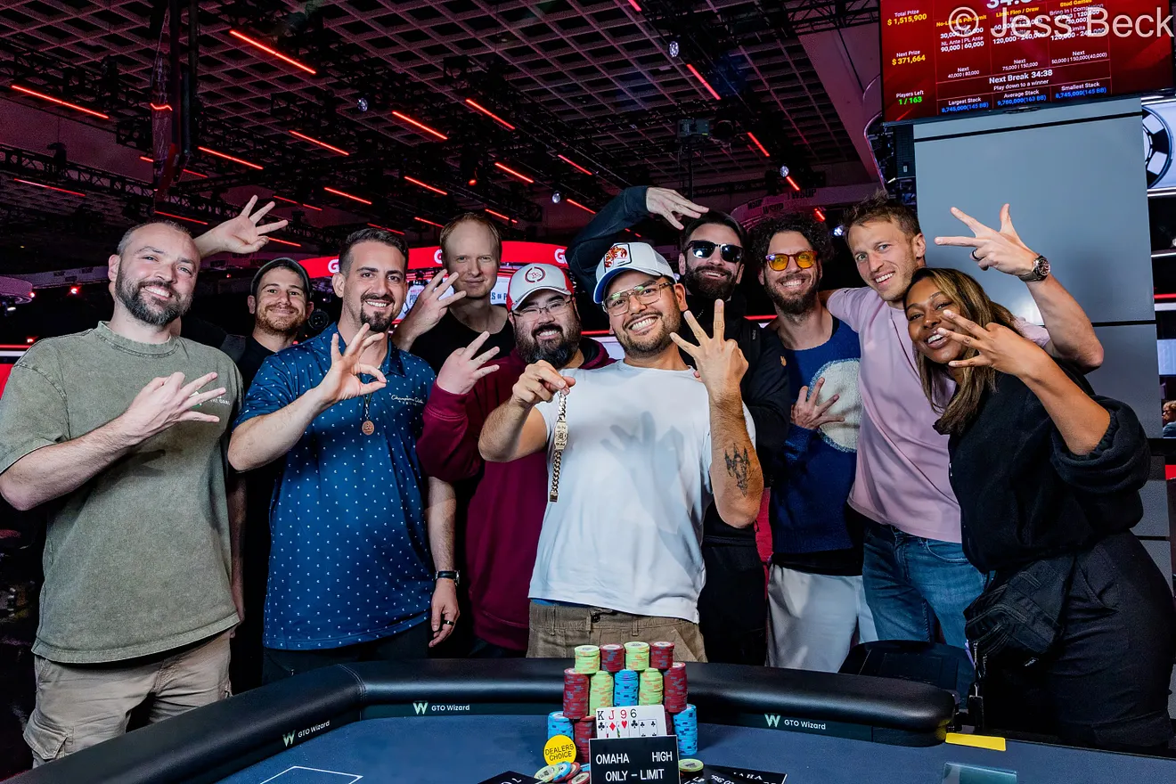Bryce Yockey comemora ao lado do amigos (foto: Jess Beck)