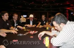 José Záballos a la derecha de la foto apuesta en una mano anterior