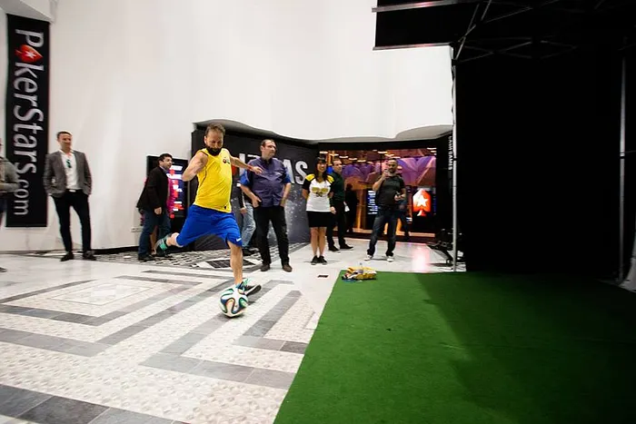 EPT Grand Final : Daniel Negreanu tape le foot 102