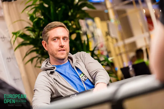 Andrew Neeme Receives Sweet Note From Fans at Bellagio 0001