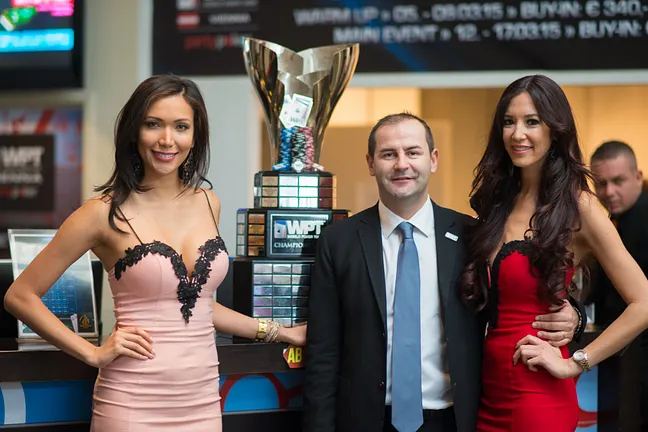 Royal Flush Girls Dalia Gutierrez and Violet Dillon with tournament director Christian Scalzi