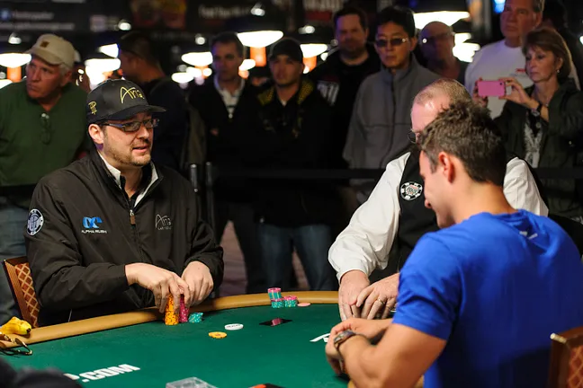 Phil Hellmuth binks a ten to advance