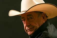 Doyle Brunson Blog Poker : "Quatre policiers en uniforme nous ont chargé arme au poing"