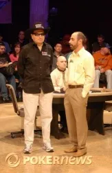 Gabe Kaplan chats with Barry Greenstein before his Round of 32 match