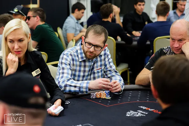 Poker Commentator Ilya Gorodetskiy Among Big Stacks on Day 1a