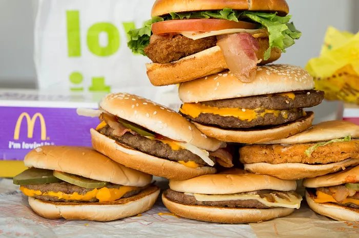 Un pro du poker va tenter de manger 1000$ de McDonald's en 36 heures 0001