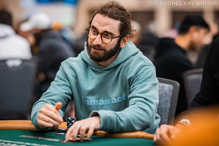 Primeira eliminação no WSOP Main Event 2025 demora 45 minutos; Top pair em pote de 600 BB | PokerNews