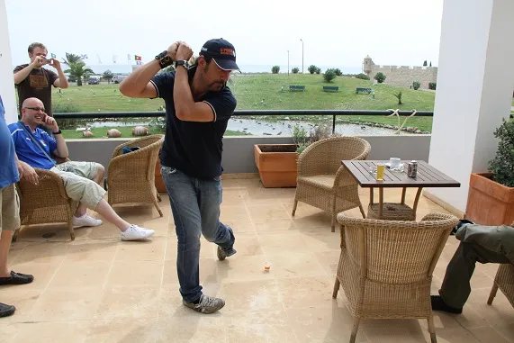 Fabrizio Ascari, como una cabra, practicando su swing con un vaso