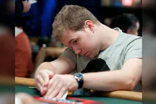 Stratégie Poker live : Attendre son tour pour regarder ses cartes ?