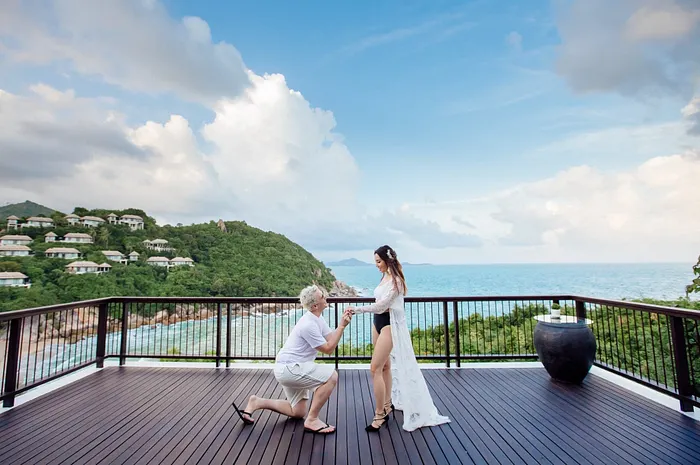 Social Media : En voyage en Thaïlande, ElkY fait sa demande en mariage 0001