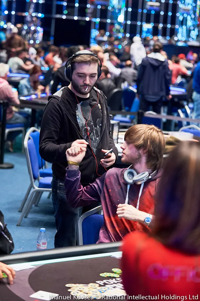 Tu sais que tu as changé de dimension quand tu as le droit à un check de Charlie Carrel