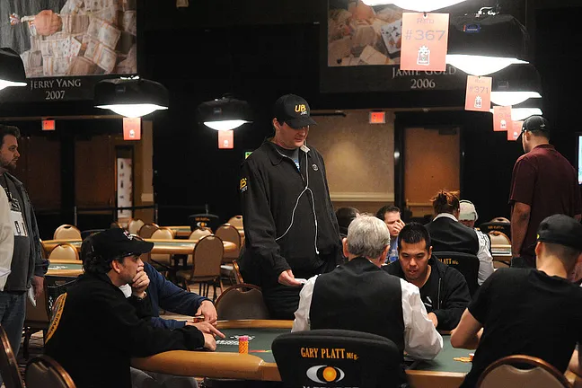 Phil Hellmuth exiting another tournament early!
