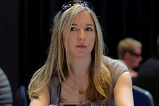 Victoria Coren dénonce les joueurs qui prennent trop de temps entre chaque décision.