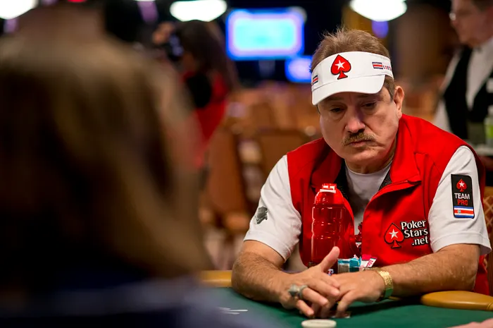 Excentricidades de los jugadores de poker en la mesa de torneos 0001