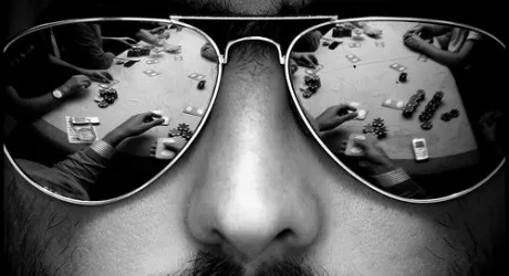 Lunettes reflets table poker