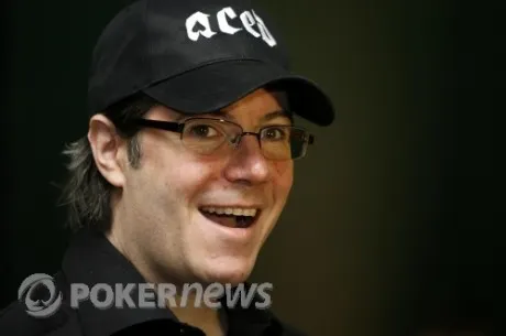 Jamie Gold met son bracelet de champion du monde de poker aux enchères