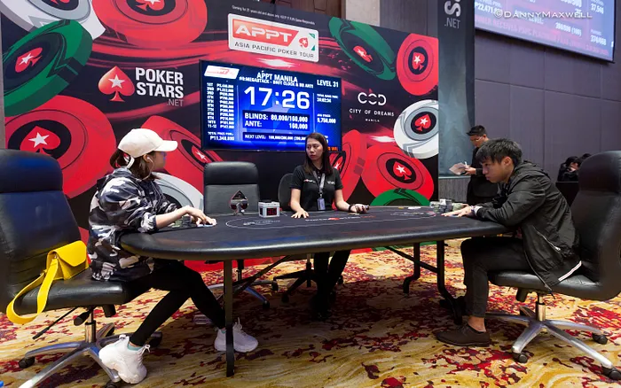Tzei Wei Phua (right) beat Yisha Chen (left) heads up