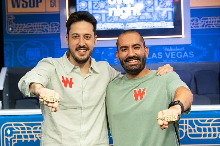 Adrian Mateos e João Vieira a segurar bracetes WSOP