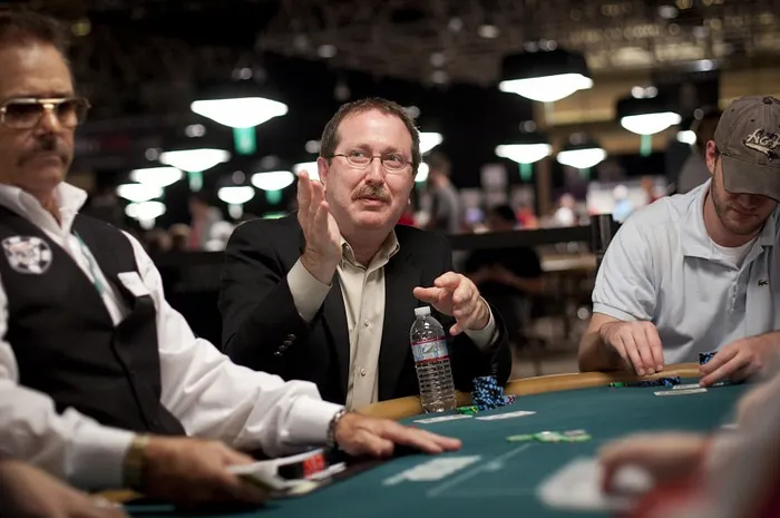 WSOP Evento #25: Norman Chad Bem Posicionado para Vencer 0001