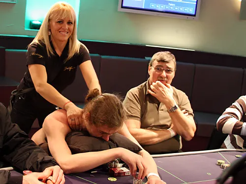 Kevin se met au strip poker