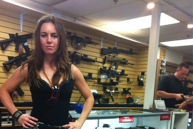 Liv Boeree dans un 'gun shop'