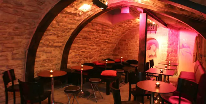 L'Art café, rue de Lappe, près de Bastille, fait partie du réseau RedCactus