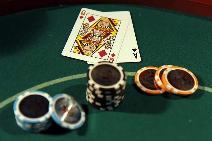 Stratégie Texas Holdem : Eviter de sur-jouer As-Dame préflop