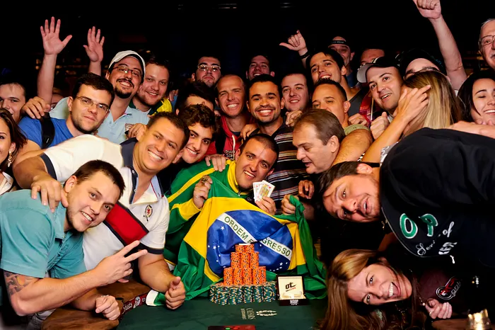André Akkari campeão WSOP com a torcida brasileira.