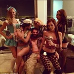 Dan Bilzerian junto con algunos de sus "excesos"