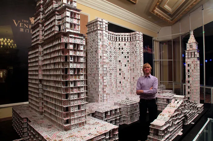 Bryan Berg, le maître incontesté des châteaux de cartes