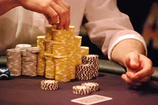 Stratégie tournoi de poker : Jouer avec un gros tapis