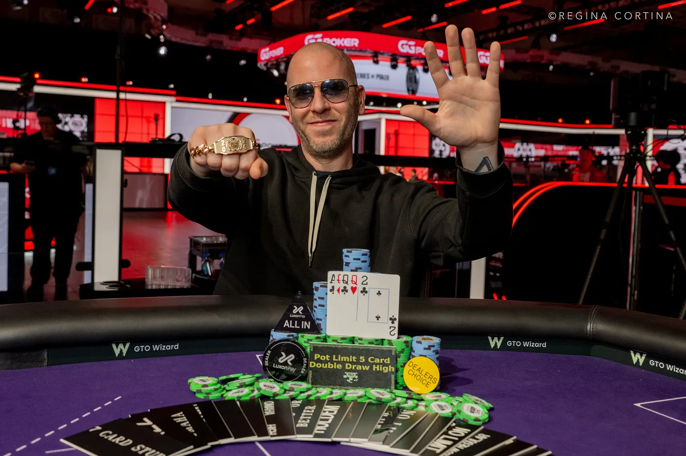 Vận động viên Jeff Madsen tự hào nâng cao chiếc vòng tay WSOP thứ 5 trong sự nghiệp sau khi chinh phục thành công sự kiện phức tạp USD 1.5K Dealers Choice.