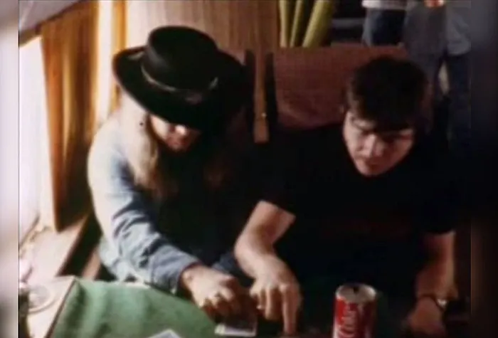 Ronnie Van Zant & Gene Odom playing poker on the plane (Credit: Fans of Southern Rock via Facebook)