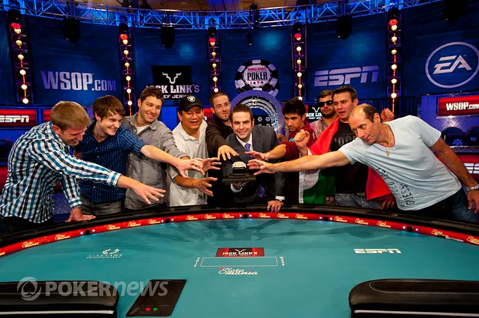 Table Finale Main Event WSOP 2012 : les October Nine vendent leur image