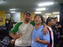 Omar e Rick comemorando a vitoria