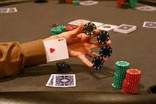 L'angle shooting au poker est une pratique controversée souvent assimilée à de la tricherie